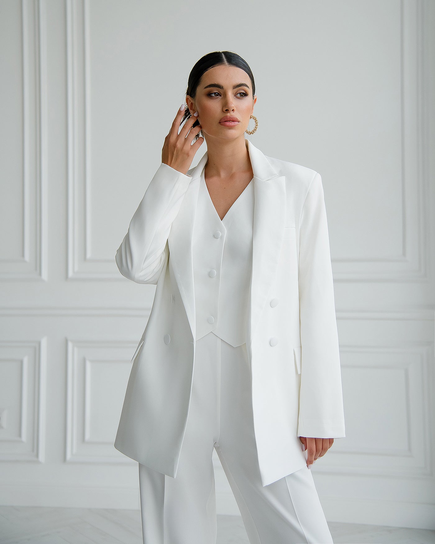 White DOUBLE-BREASTED 3-PIECE SUIT (ARTICLE 424)