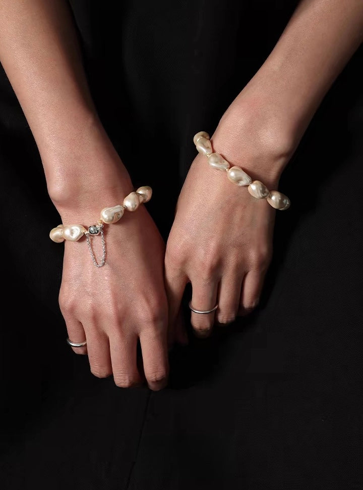 Pearl bracelet with magnetic clasp