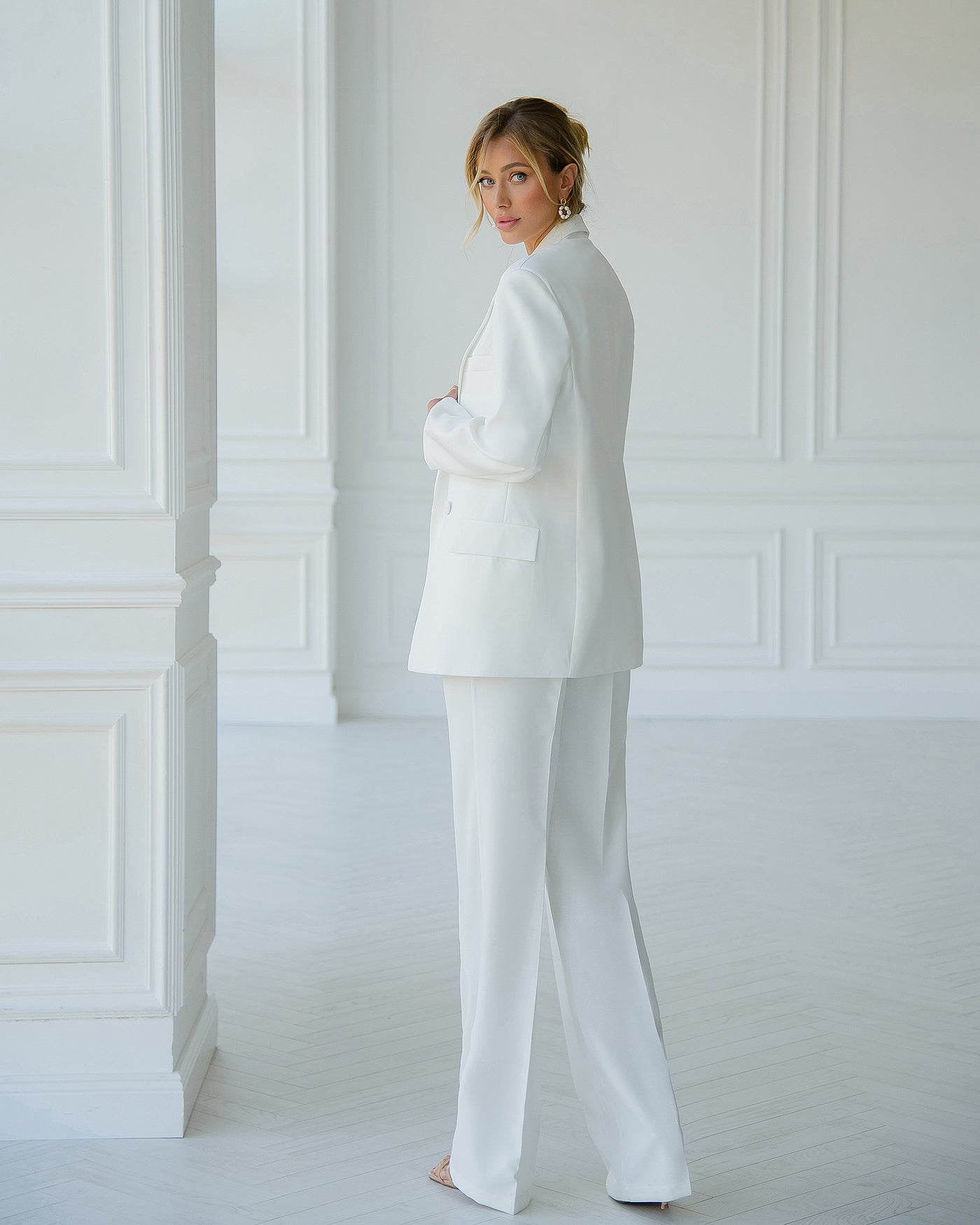 White DOUBLE-BREASTED 3-PIECE SUIT (ARTICLE 424)