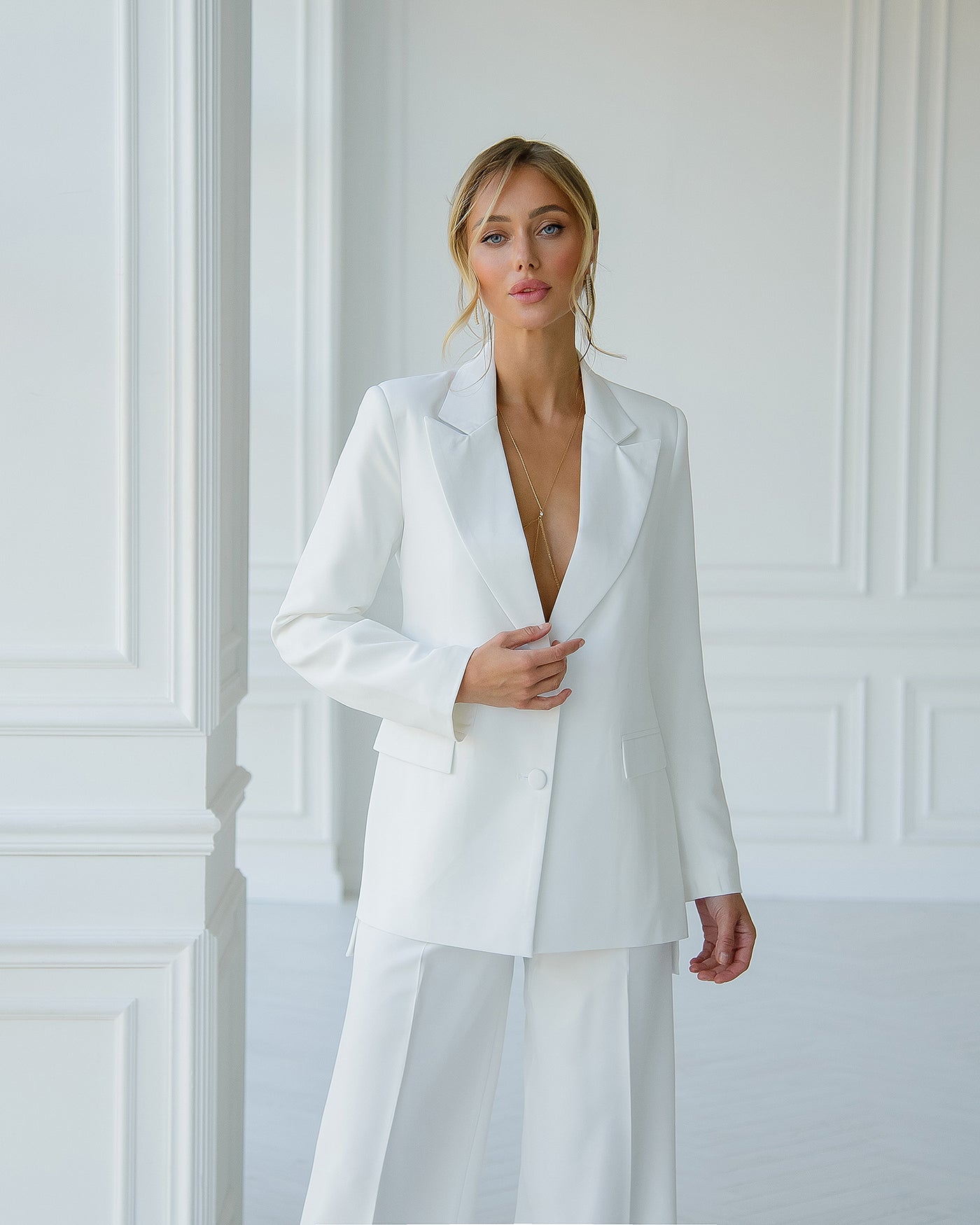 White EXTENDED BACK 2-PIECE SUIT (ARTICLE 409)