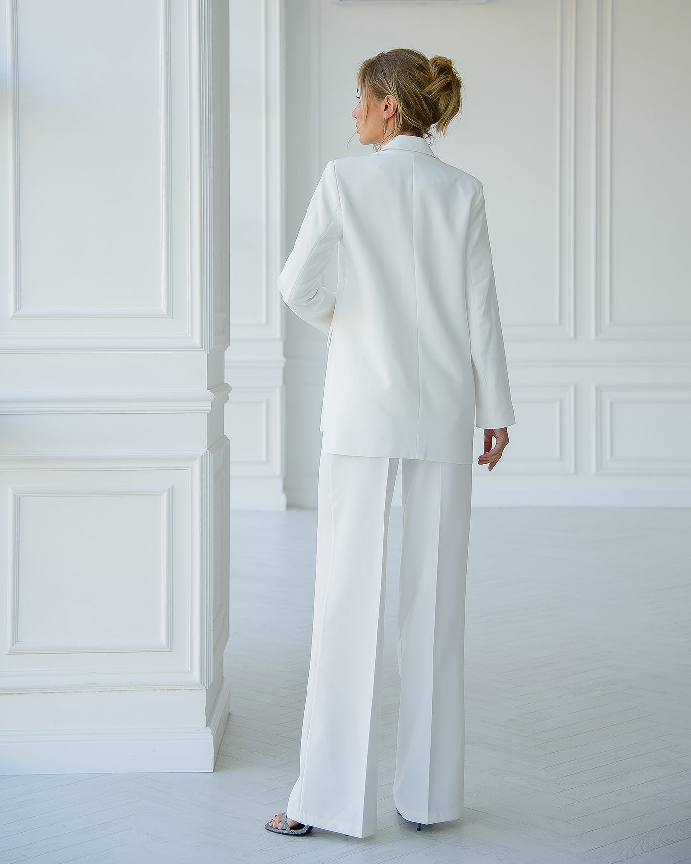 White EXTENDED BACK 2-PIECE SUIT (ARTICLE 409)