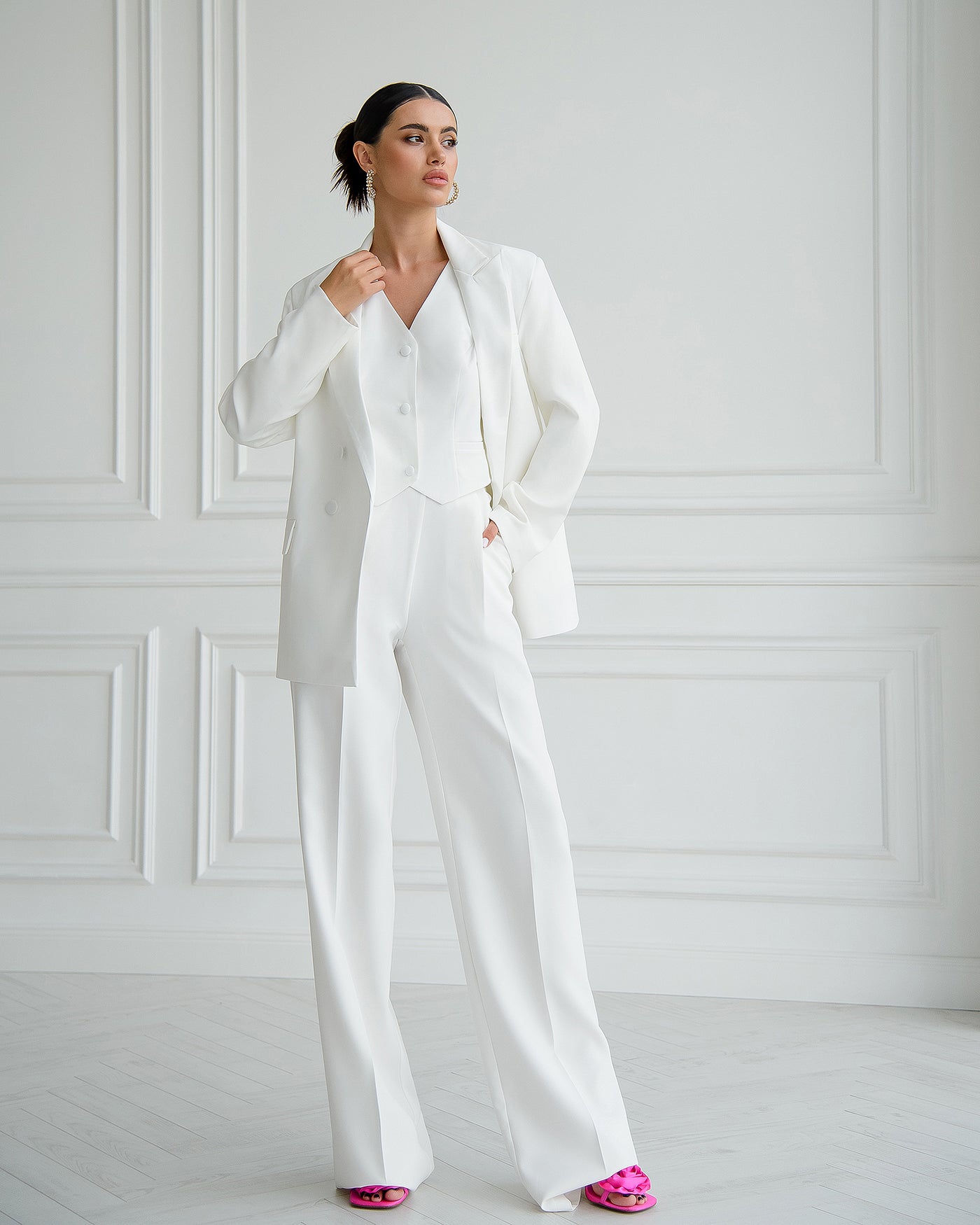 White DOUBLE-BREASTED 3-PIECE SUIT (ARTICLE 424)