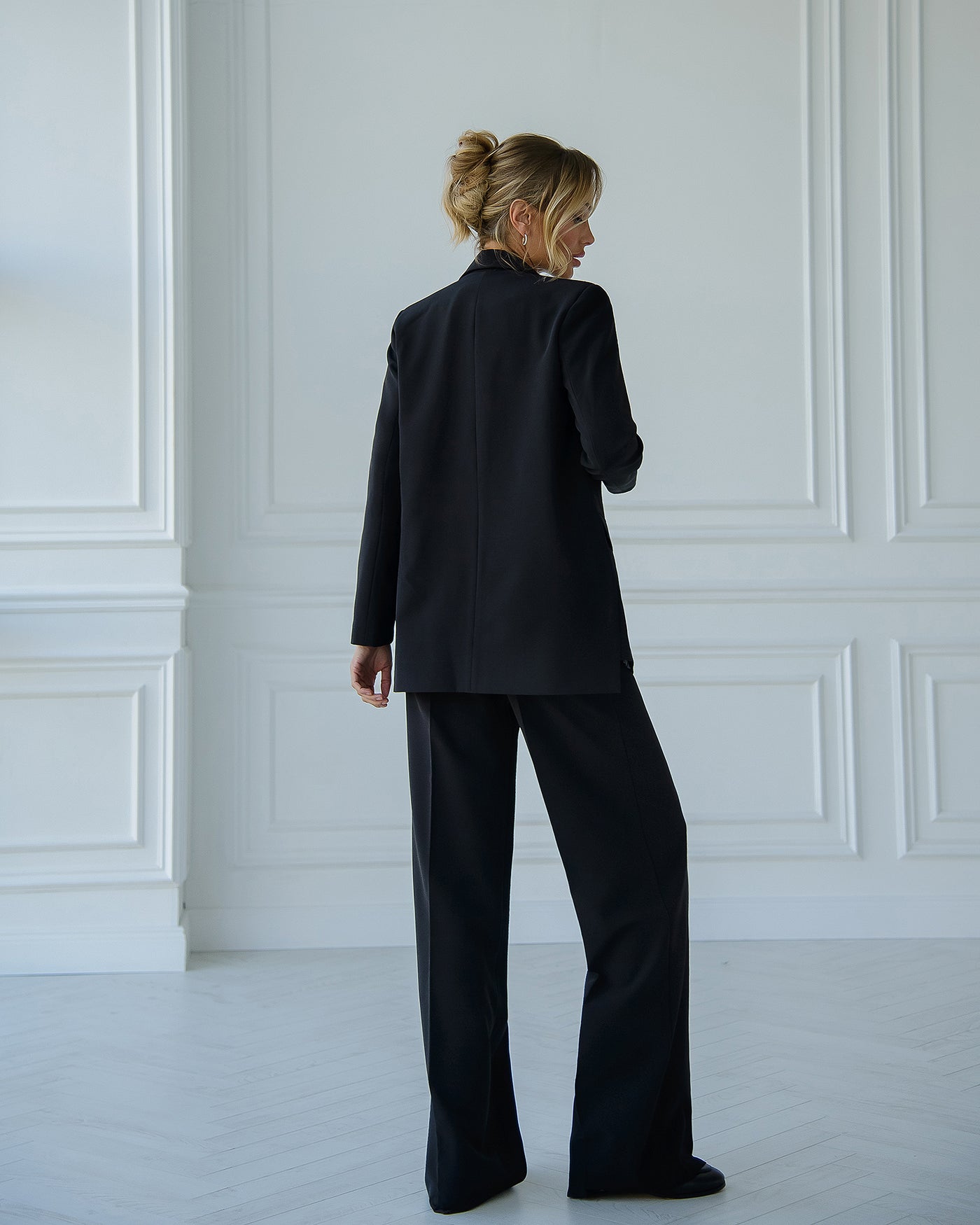 Black extended back 2-piece suit (article 409)