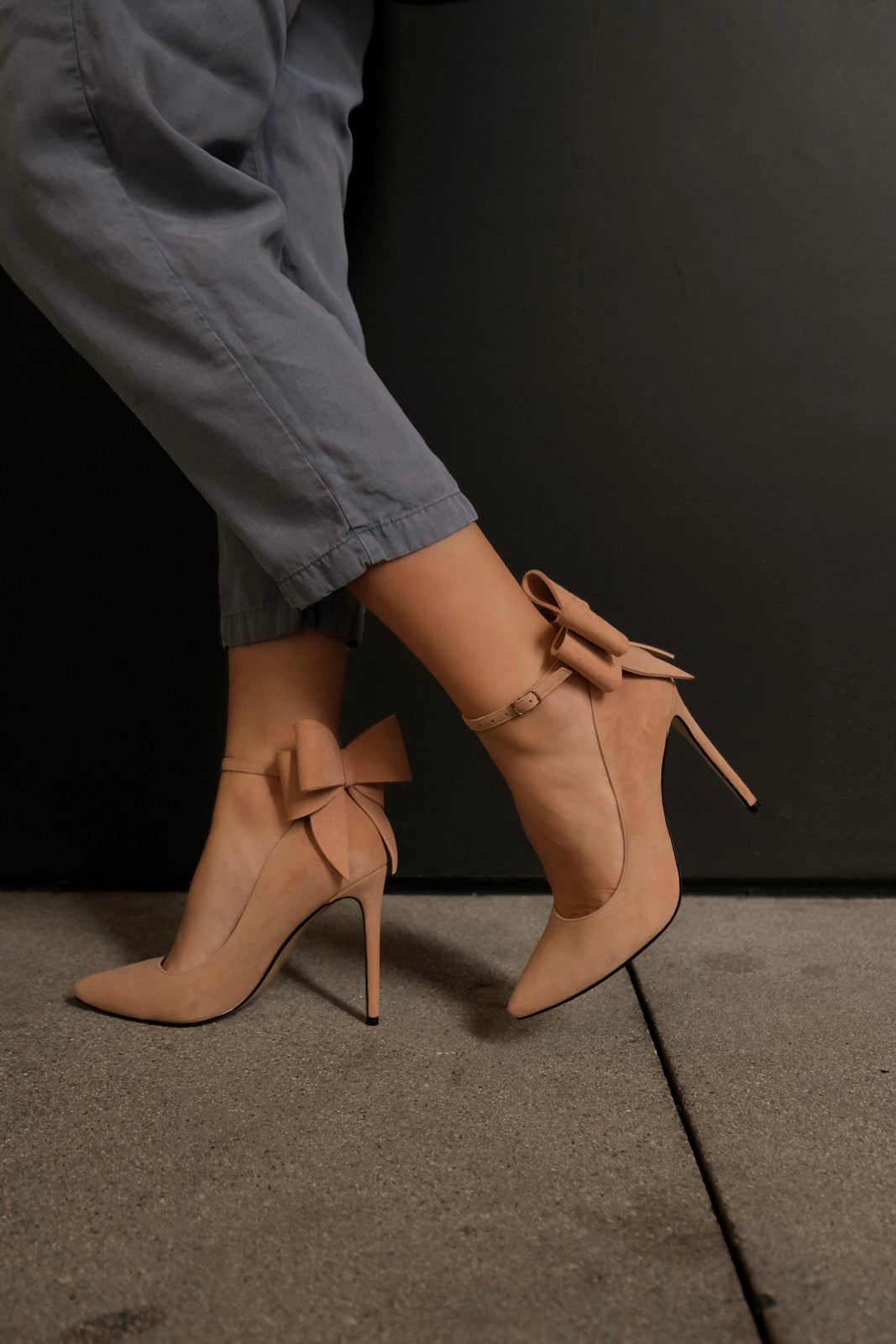 Dusty pink SUEDE PUMPS WITH REMOVABLE STRAP AND BOW