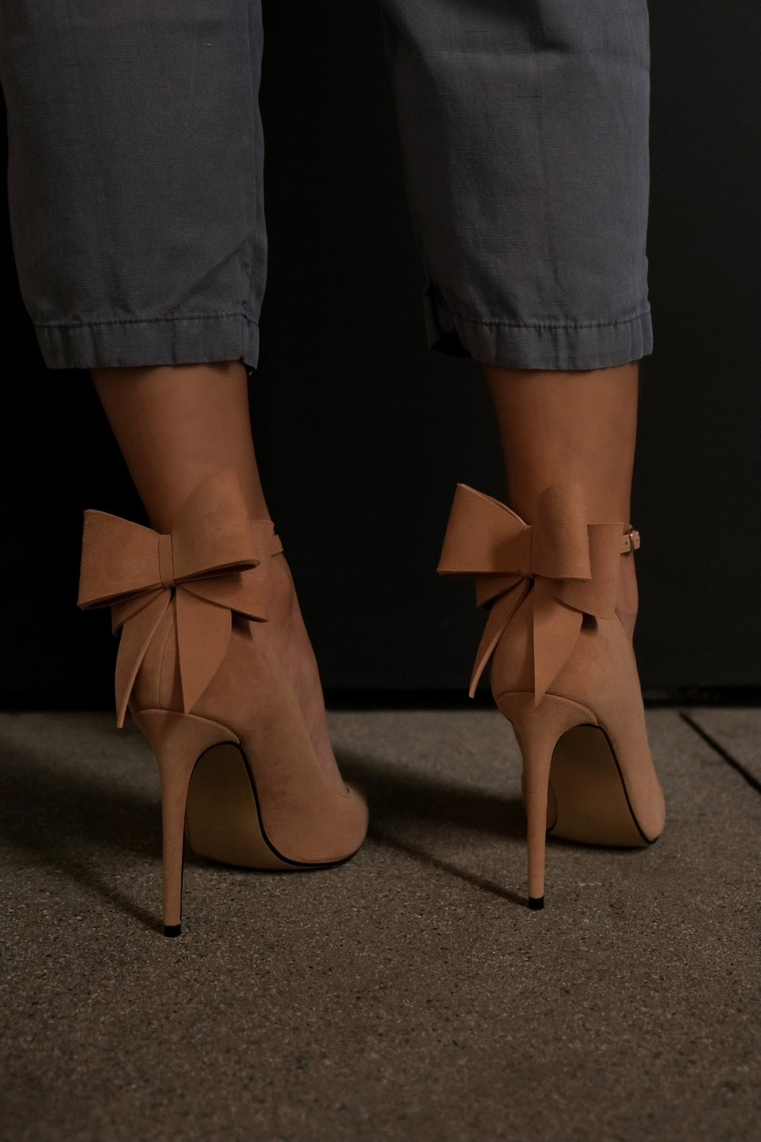 Dusty pink SUEDE PUMPS WITH REMOVABLE STRAP AND BOW