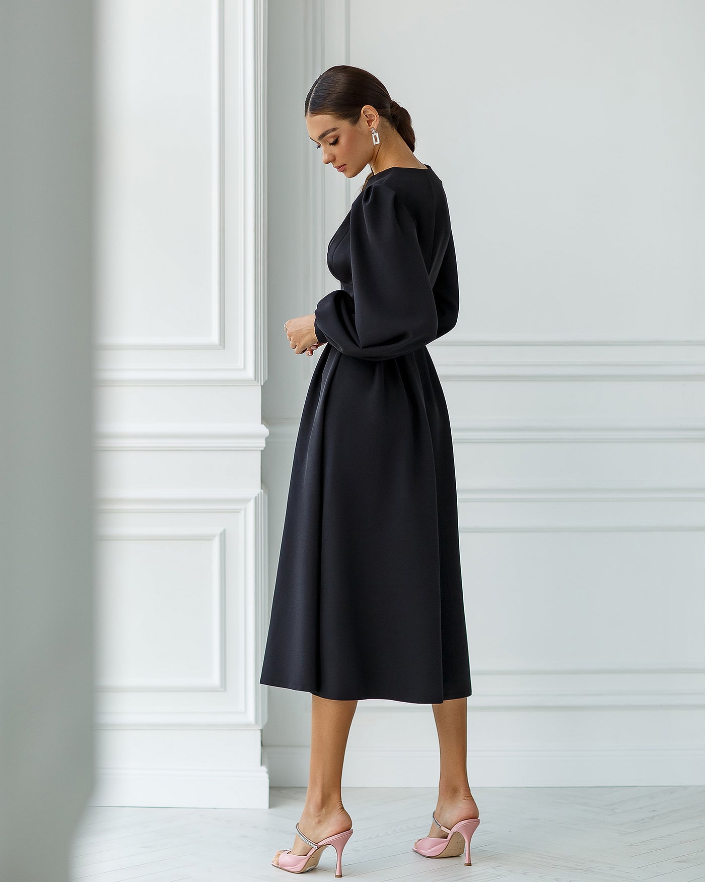 Black V-NECK PUFF-SLEEVE MIDI DRESS (ARTICLE 352)