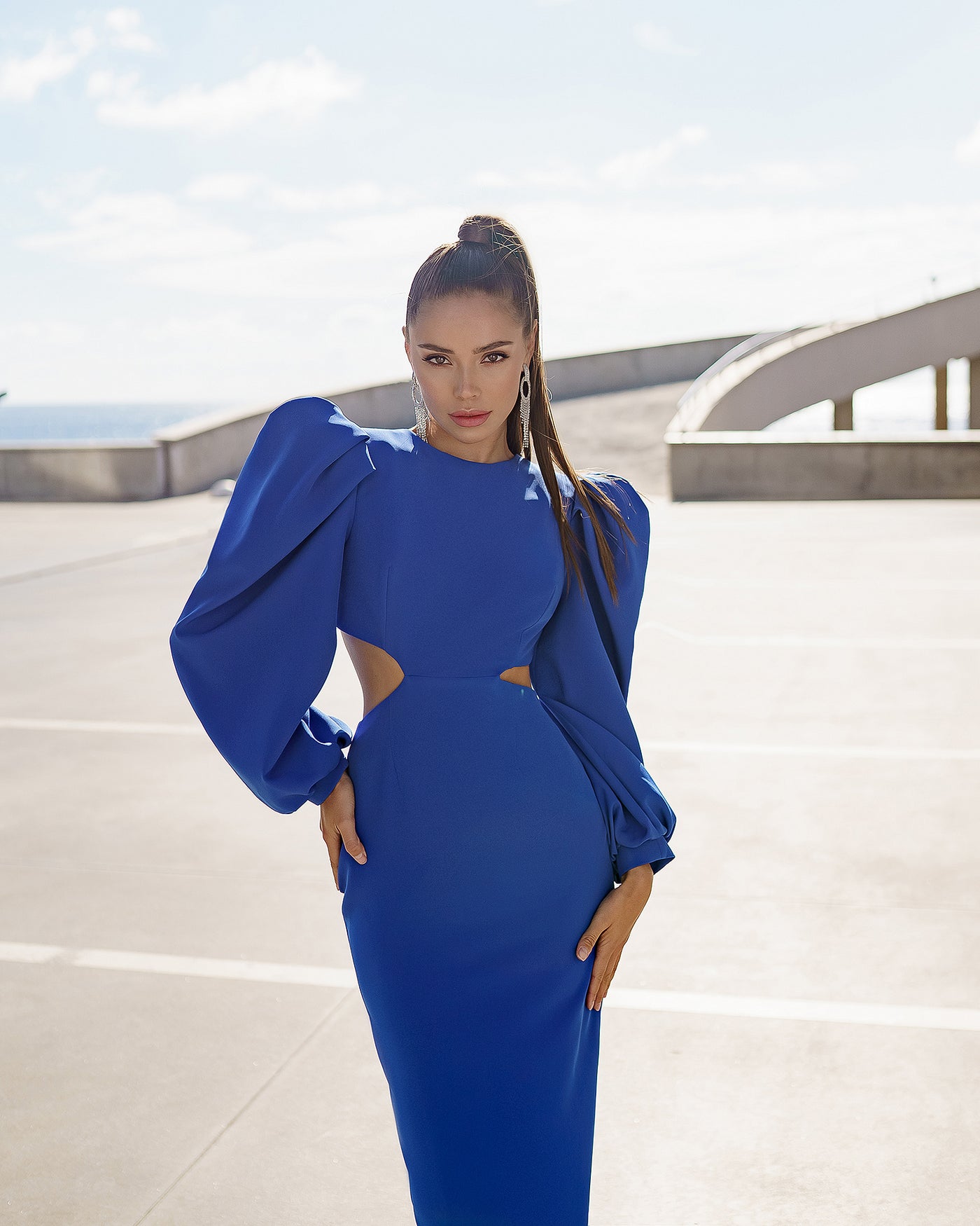 Blue Backless Cut-Out Puff-Sleeve Midi Dress (article 350)