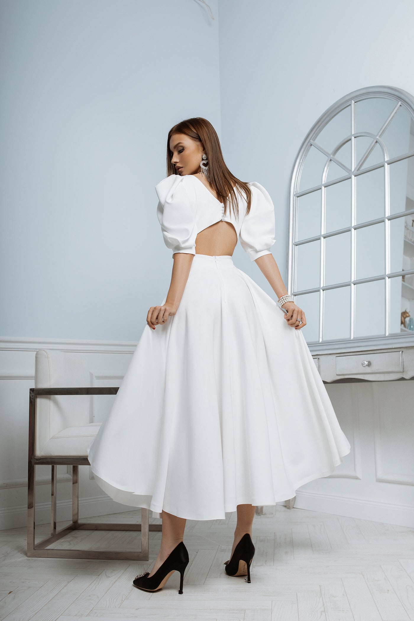 White BACKLESS PUFF-SLEEVE MIDI DRESS (ARTICLE C383)