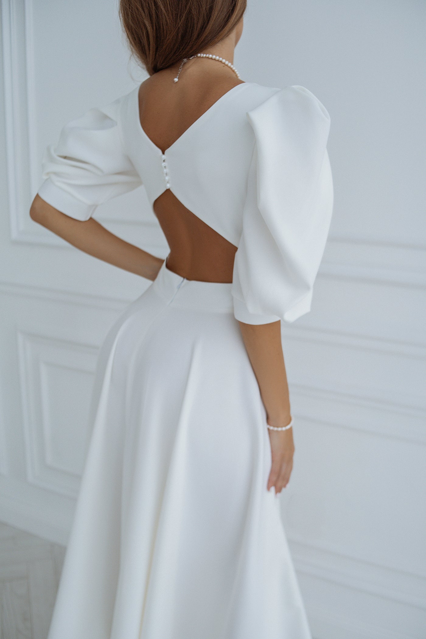 White BACKLESS PUFF-SLEEVE MIDI DRESS (ARTICLE C383)