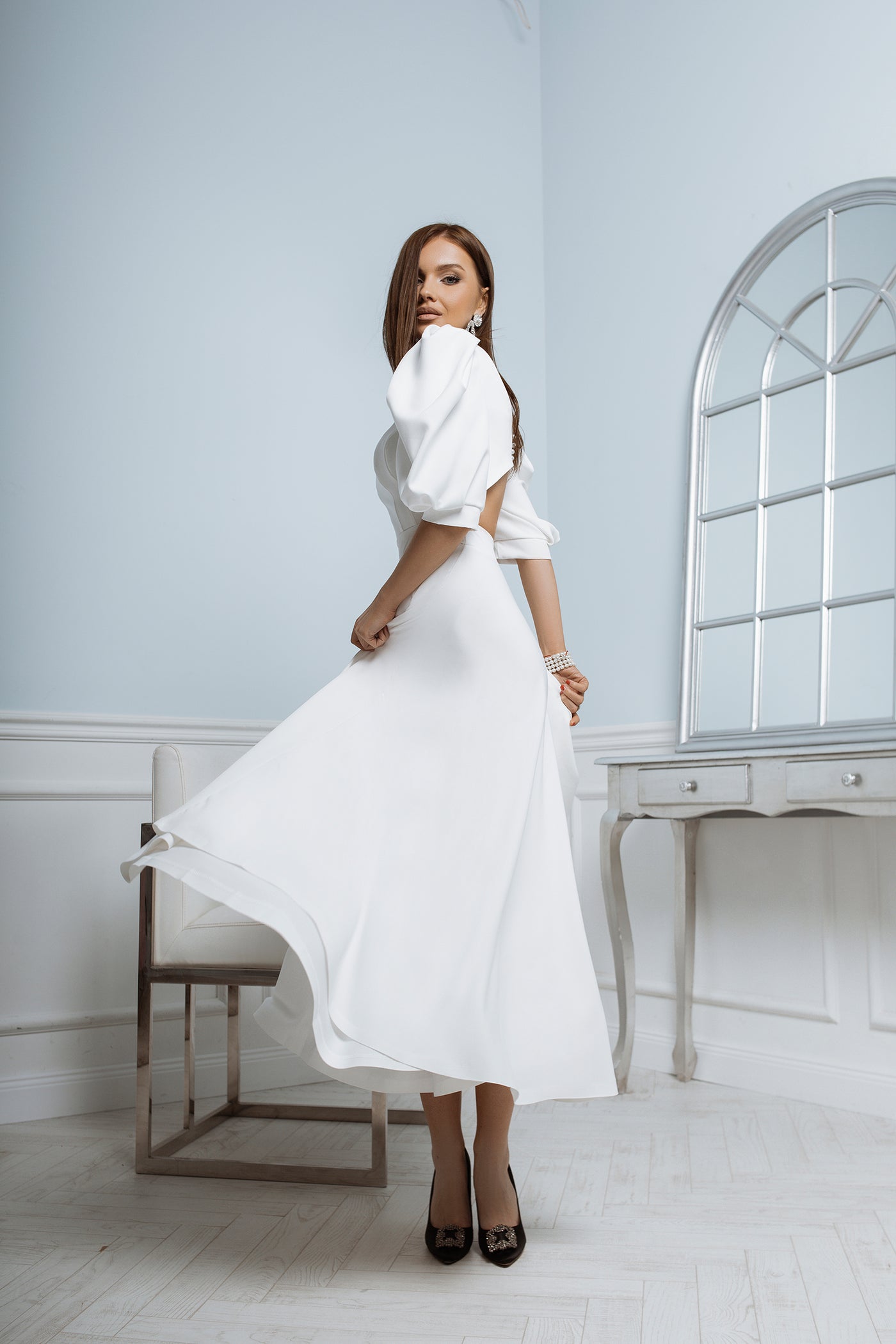 White BACKLESS PUFF-SLEEVE MIDI DRESS (ARTICLE C383)